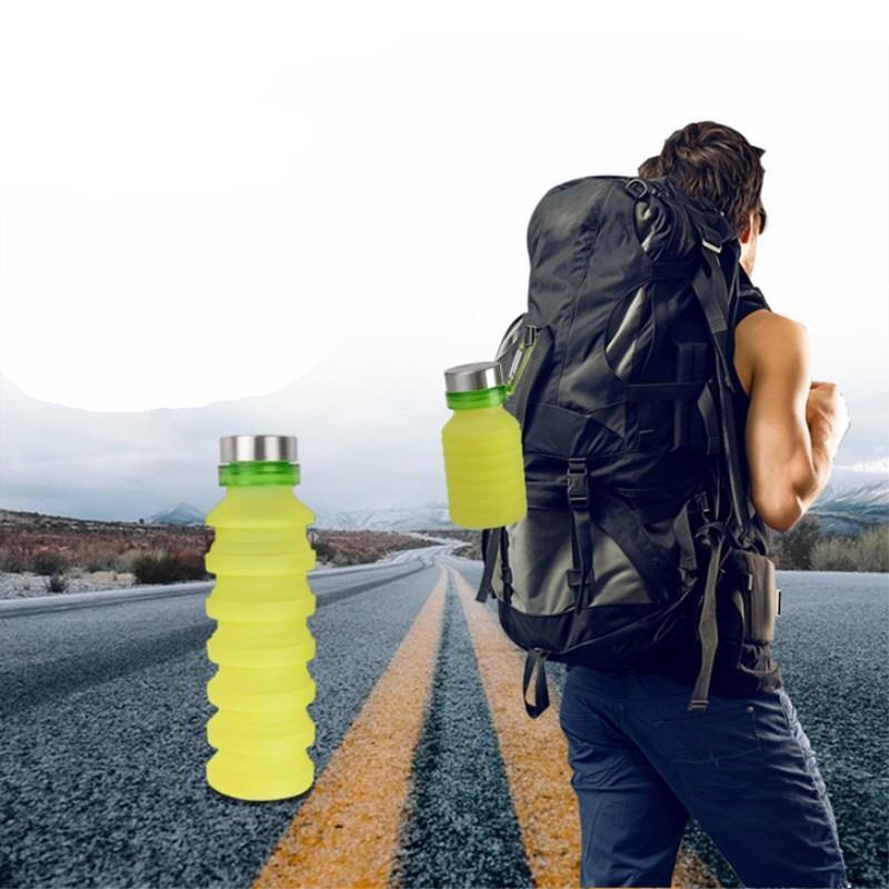 Ausgeklappte, wiederverwendbare Silikon-Wasserflasche. Robuste Sportflasche für Fitness & Freizeit.