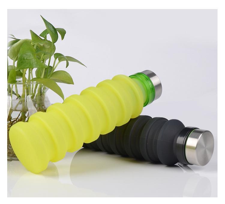 Wanderer füllt faltbare Outdoor-Wasserflasche aus Silikon. Perfektes Leichtgewicht für lange Touren.