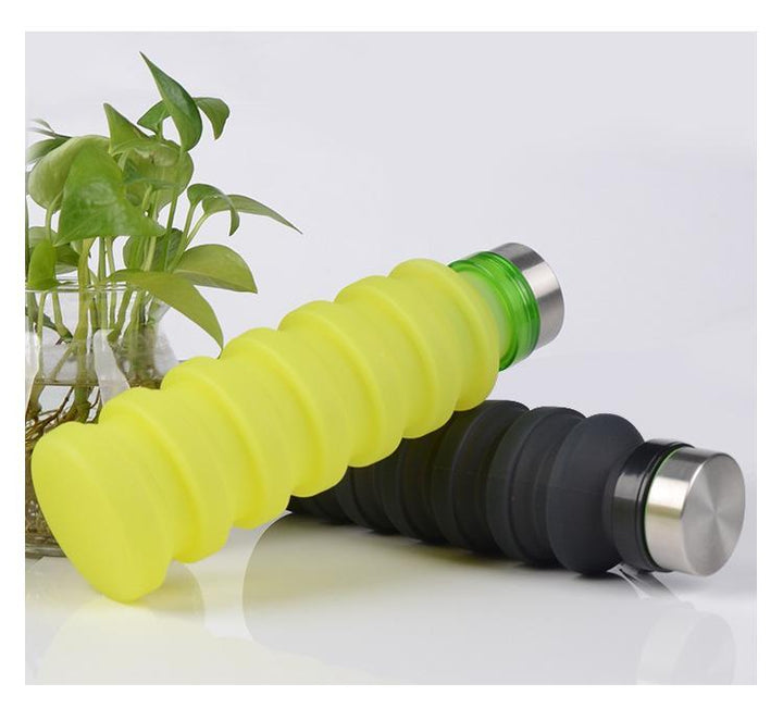 Wanderer füllt faltbare Outdoor-Wasserflasche aus Silikon. Perfektes Leichtgewicht für lange Touren.