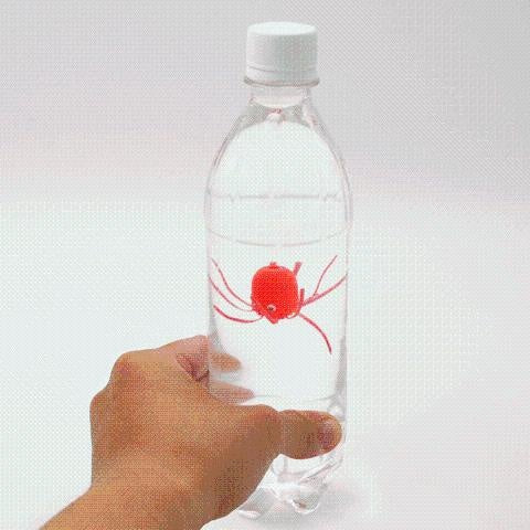 Zwei magische, drehende Quallen als Spielzeug für spielerisches Lernen über Physik, Auftrieb und Druck.