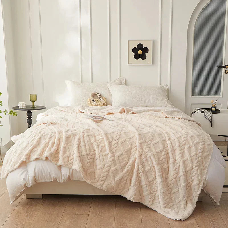 Weiche Kuscheldecke aus Lammwolle, sorgt für angenehme Wärme und Gemütlichkeit.