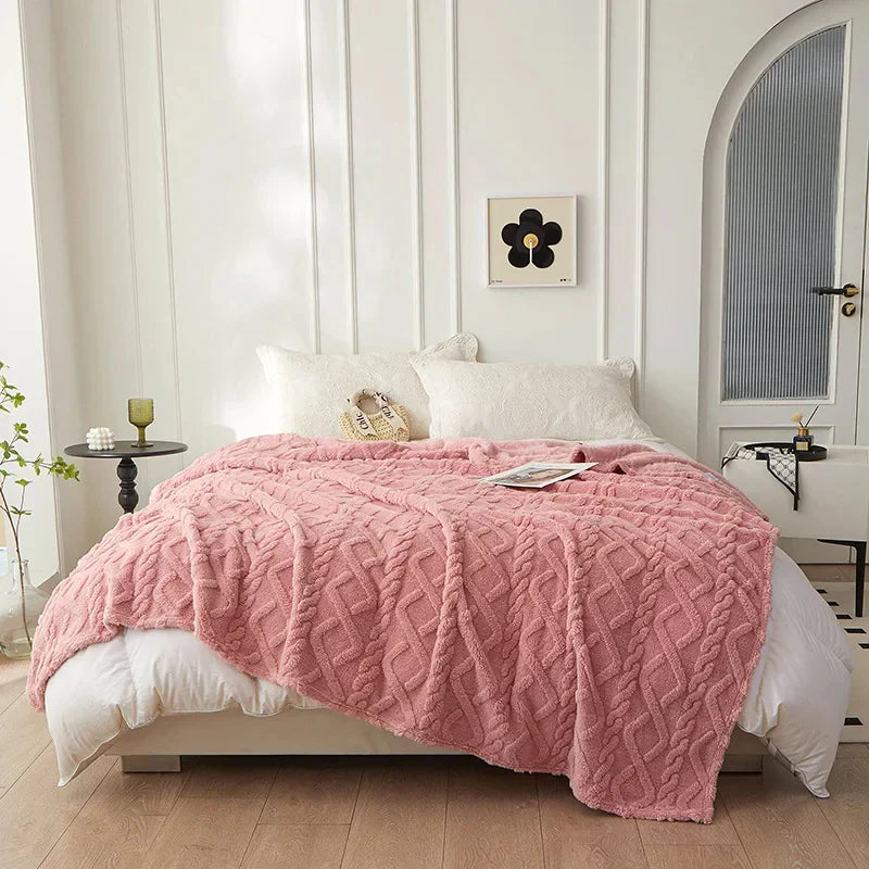 Gerollte Lammwolldecke, bereit für luxuriöse Wärme und Gemütlichkeit auf dem Sofa.